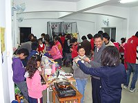 　平安夜裏，東莒國小舉辦跳蚤市場義賣活動，讓小朋友們都化身為聖誕小公公。（圖／文：林冰芳）