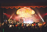 　介壽堂昨晚HIGH翻天，「馬祖飛揚－2009歲末聯歡晚會」邀請星光幫人氣歌手及強力樂團開唱，全場螢光棒齊舞、觀眾起立隨音樂搖擺，馬祖年輕人的熱情被澈底解放。（圖／文：劉秋月）