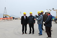 　行政院公共工程委員會主委范良銹（左二）一行抵馬，視察地區公共工程執行情形，並強調務必做好工程品質控管。（圖／文：劉秋月）