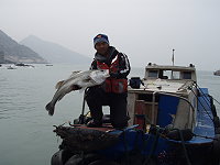 　「鱸魚殺手」蔡凱恩（阿KEN）加入馬祖追鱸一族。（圖：蔡凱恩提供）