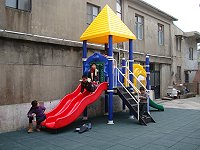 　東莒大坪廣場上增添了一組兒童遊樂設施，孩子們開心得不得了！（圖／文：林冰芳）