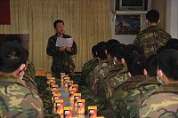 　馬防部日前假梅石幹訓班舉辦新兵座談，由副主任范上校親自與72員即將撥交至連隊的新兵實施面對面座談。（圖／文：劉宏毅）