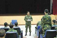 趙將軍一一點名勉勵即將受訓的每位弟兄,期許弟兄們在受訓期間不論面對何種困難,都可以順利結訓。(圖/文:高玉麟)