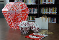 　文化局打造「風中的鑽石」風燈系列文創產品，年節氣氛濃厚，大型風燈、乾果罐、書籤及筆記本。（圖／文：劉秋月）