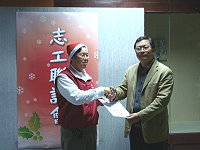 文化局頒發感謝狀,感謝縣內近五十名文化志工,在文化局各項活動中所給予的支持與協助。(圖:文化局提供)