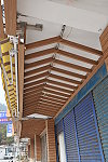 　塘岐中正路商店街改善計畫，在各家戶屋簷下設置的美化橫杆，有居民擔心春天來時家燕鳥糞問題會更加嚴重。（圖／文：陳鵬雄）