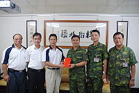 陳敬忠(右二)去年十月時於防衛部與指揮官、政戰主任和縣府秘書長、南竿鄉長等合影。(圖/文:邱竟瑋)
