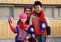 元旦升旗健行活動贈送的國旗圍巾廣受歡迎,不少家長因為帶孩子慢慢走,結果晚一步向隅而感到相當失望。(圖/文:曹重偉)