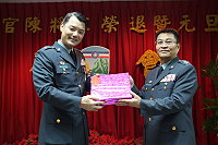 　馬防部指揮官羅中將致贈紀念品給副指揮官陳將軍，以肯定並感謝陳將軍長年來對國家的付出與奉獻。（圖／文：林煒翔）