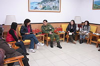 　主任陳將軍於接待室與志工媽媽舉行年終志工媽媽座談會，除感謝志工媽媽們整年來的辛勞外，並代表指揮官感謝志工媽媽為防區官兵輔導及付出。（圖／文：劉宏毅）