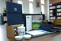 　文化局最新推出兩項文創產品，小酒壺組及馬祖社區行事曆，高質感與文化深度，收藏與實用價值並具。（圖／文：劉秋月）
