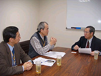 立委曹爾忠與役政署人員在立院協調今年替代役問題。(圖:曹爾忠國會辦公室提供)
