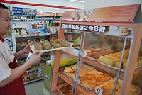 　統一超商的南竿門市人員擺放剛出爐的韓式麵包。（圖／文：邱竟瑋）