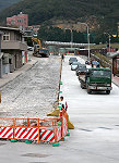 　清水廣場靠海側道路完工重新開放通車，靠內側道路同步封閉開挖，形成一半黑（開挖）、一半白（完工）的特殊場景，民眾笑稱有點像布袋戲裡的「黑白郎君」。（圖／文：曹重偉）