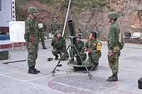 測驗官對ㄧ二O迫砲射擊操作對弟兄做指導說明,使官兵了解正確的操作程序,方能避免肇生危安因素,進而提升訓練成效。(圖/文:劉宏毅)
