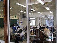 在新的冬季外套出爐前,馬中校方允許學生氣溫攝氏十四度以下,准許穿便服外套,並可自行添加衣物於校服內。校方表示,教官檢查標準也會適度寬鬆。(圖/文:邱竟瑋)