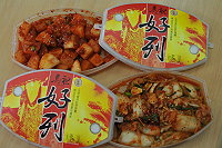 　馬祖「好列」泡菜首批成品上市，業者回饋&#22338;里民眾，鄉親試吃後都說讚。（圖／文：陳鵬雄）