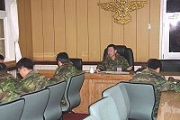     馬防部副主任范上校主持防衛部「連江縣政府99年春節遊藝活動」第一次協調會，協調本部各屬單位分工負責事項。（圖／文：張力天）