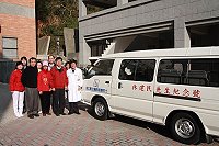 　完成父親遺願回饋故鄉，旅台鄉親林志遠捐贈復康巴士「林建民先生紀念號」，昨天在縣立醫院舉行捐贈儀式。（圖：縣立醫院提供）