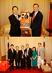 　立委曹爾忠接待「韓台議員親善協會」會長趙鎮衡，特別致贈馬祖東引高粱酒做為伴手禮。（圖：曹爾忠國會辦公室提供）