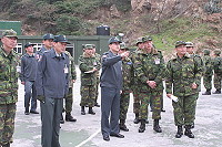 　陸軍司令楊上將十八日親蒞馬祖地區視導東引、南竿、高登及亮島等基層部隊，慰勉官兵戍守前線辛勞，並於頒發加菜金後與官兵合影留念。（圖／文：林煒翔）
