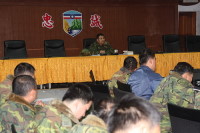 　馬防部指揮官羅中將於十六日下午，假雲台山會議室主持軍事思想研習，親自講授《孫子兵法》。（圖／文：林煒翔）