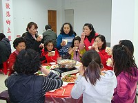 　東莒婦女朋友們輕鬆享受年終尾牙餐會。（圖／文：林冰芳）