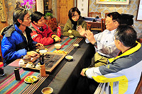 　前立委朱高正首次從馬祖中轉返台就遇上關場，縣長楊綏生特別請他用餐並就許多縣政問題向他請益。（圖／文：曹重偉）