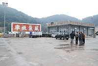 　檢討地區工程！原本已發包在福澳碼頭旅客服務中心的「新建公車轉運站工程」喊停，重新檢討興建位置，昨天縣長楊綏生前往會勘，建議設置於漁港碼頭之多功能漁用倉庫旁。（圖／文：劉秋月）