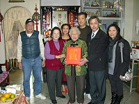 　全國獨有的祝壽服務！馬祖七十歲以上老人可領政府的祝壽禮品，由各鄉公所當天親自送到府上，讓壽星感受祝福，小小心意但卻讓人覺得「揪感心」。（圖：南竿鄉公所提供）