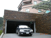 南竿鄉公所地下停車場車道出入及場內動線很好。(圖/文:本報編輯部)