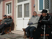 冬陽灑落,年長的鄉親享受一下陽光的溫暖。(圖/文:宋志富)