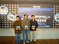 《走讀台灣》系列叢書「馬祖」專書出版品及馬祖撰寫團隊成員在發表會上合影留念,右起陳治龍、劉家國、陳其標 。(圖:走讀台灣系列叢書馬祖專書撰寫團隊提供)