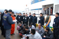 　兩岸合作打擊犯罪，大陸「海峽號」昨天一口氣遣返七位我方通緝犯，另載返五十名大陸偷渡客。（圖／文：劉秋月）