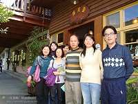 嫁給花蓮人20多年未回東引的王明娟(圖右二)巧遇本報同仁合影留念。(圖:本報編輯部)