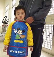   圍兜防顏料、髒汙，是小朋友參加社團繪畫活動的利器。（圖／文：邱竟瑋）