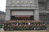 　馬防部指揮官率領防區軍士官團參訪馬祖氣象站及珠山發電廠，並於參訪結束後合影留念。（圖／文：劉宏毅）