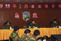 　馬防部指揮官羅中將二十六日在主任陳將軍陪同下，假雲台山會議室主持1月份政戰會報精神講話，強調以「勤」字做為工作態度的最高標準。（圖╱文：林忠和）