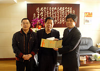 　為感謝大陸福建對馬祖相關單位的支持與辛勞，觀光局長曹爾元特別代表縣長楊綏生拜會市台辦主任鄭曉等人，並致贈賀年卡及紀念禮盒，建立良好關係。（圖：縣府觀光局提供）