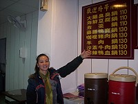 南竿清水新開平價火鍋店,女老闆林珠娟分享得意鍋品。(圖/文:邱竟瑋)
