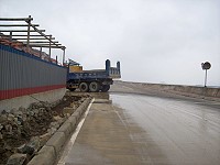 珠山電廠外堤頂道路是南竿海線的替代道路之一,車流量大,民眾呼籲相關單位做好清潔,不要讓廠區門口泥濘不堪。(圖/文:邱竟瑋)