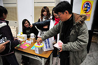 　為推廣海地賑災活動，紅十字會馬祖支會配合跳蚤市場活動設攤義賣，所得都全數捐贈給海地賑災專戶，也有民眾是現掏腰包響應捐款。（圖／文：曹重偉）