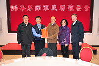 　副縣長林星寶、立委曹爾忠率馬祖各界春節致敬團向官兵弟兄拜早年，並致贈加菜金，由馬防部指揮官羅際琴代表接受。（圖／文：曹重偉）