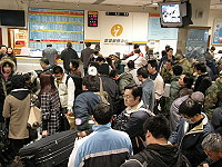 臺馬輪離港時間延宕創紀錄,昨天中午十二點十五分才離港,而由於機場持續關場,昨天旅客服務中心人聲鼎沸,也抱怨實在等太久了。(圖/文:劉秋月)
