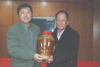 　馬祖酒廠董事長李亨玉致贈陳年老酒給卸任的林金聚經理，感謝其對東引分廠的貢獻。（圖／文：陳其敏）
