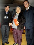 　縣長、立委提前向東引鄉親賀新年及發送慰問金給年長及弱勢鄉親。（圖／文：陳其敏）