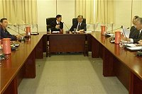 主動出擊!為爭取一艘全新三體高速新臺馬輪,縣長楊綏生上任二度拜會中央單位,上週三天內拜會多位部長,親自說明更提出說帖,希望爭取中央政府支持;圖為縣長楊綏生拜會交通部長毛治國,並與相關單位同仁進行討論。(圖:縣府交通局提供)