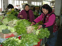 山隴市場樓上在地青菜過剩,菜攤要本報多宣導促銷,並希望軍民多食用。(圖:本報編輯部)