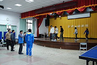 　為大年初一的新春遊藝活動，各校都配合進行活動演練，教育局長邱金寶昨天特別前往各校為正在練習的師生加油打氣，也邀請鄉親當天共襄盛舉，給認真的孩子們掌聲鼓勵。（圖／文：劉秋月）