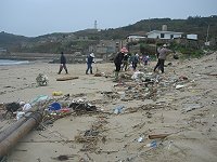 　東莒社協多元夥伴及義工進行福正沙灘淨灘活動，還原清淨原貌。（圖：東莒社協提供）